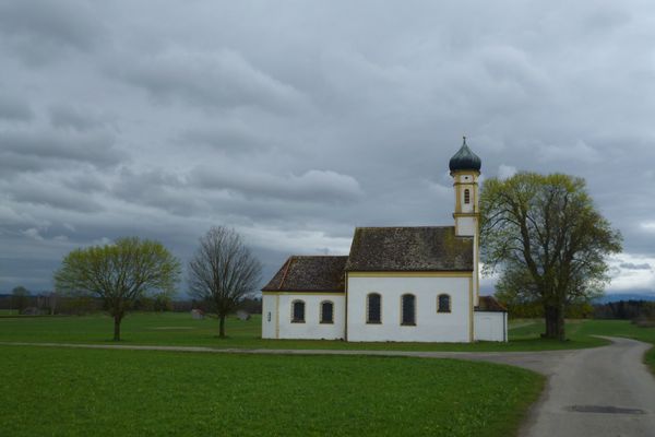 Die ehemalige Wallfahrtskapelle St. Johann südlich von Raisting.