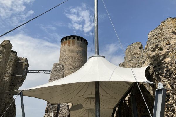 Burgruine Thierstein mit Membrandach