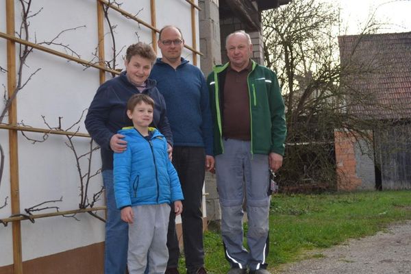 Auf dem Obsthof Schmidt leben und arbeiten drei Generationen zusammen.