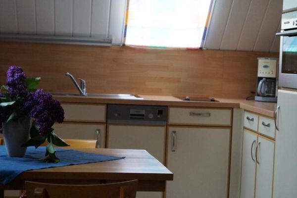 Küche mit Tisch im Vordergrund