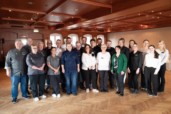 Vulkankocht_Teamfoto_Quer_Mrz_2026_CC BY-SA_MergardDruckMedienService.jpg