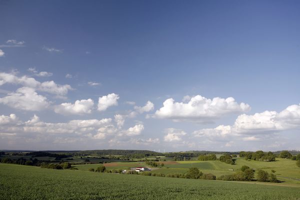 Zwischen weiten Feldern und Wiesen liegt in einer Talsenke ein Gebäudekomplex der Feldataler Sternwarte. Der Himmel ist offen und weit. Man kann sich gut vorstellen, dass die Sterne hier besonders hell leuchten.