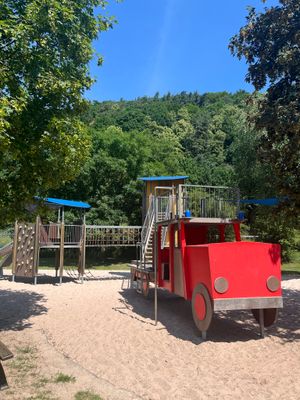Auf dem Bild ist der Spielplatz am Badesee Trebgast zu sehen.
