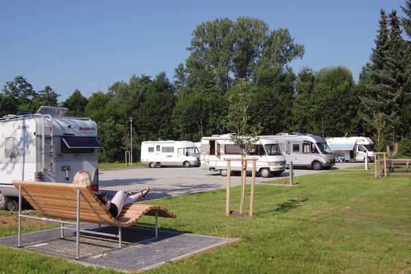 Der naturnahe Wohnmobilstellplatz der Stadt Alsfeld im hessichen Vogelsberg liegt zwischen dem Fluss Schwalm und der Fachwerkaltstadt. Alles Sehenswürdigkeiten sind fußläufig zu erreichen. Das Schwimmbad befindet sich nebenan.