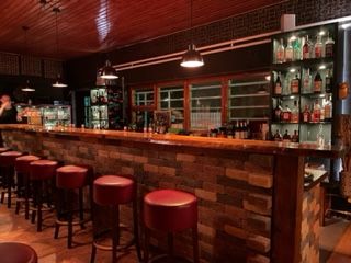Auf dem Bild ist die Teke in der Buntmacher´s Bar zu sehen. Im Hintergrund befindet sich eine Regal mit Getränken.