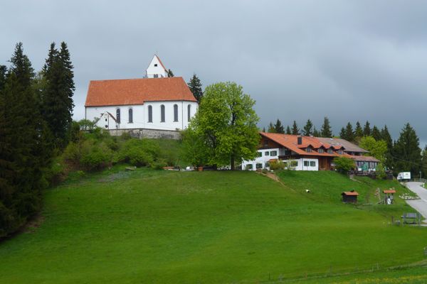 Die Kirche St. Georg und der wenig unterhalb gelegene Panorama-Gasthof auf dem Auerberg.