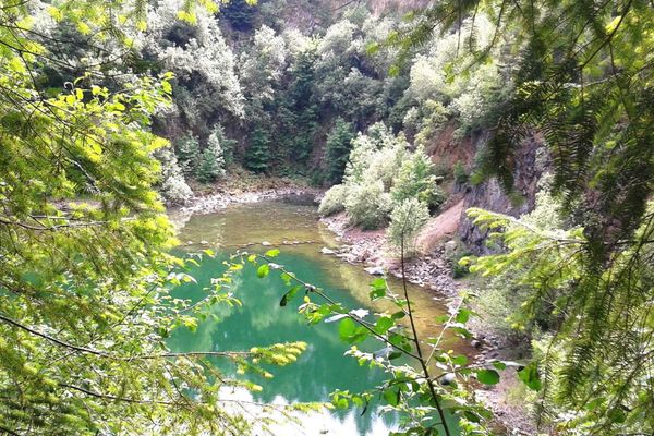 Katzenbuckelsee von oben am Fuße des Katzenbuckels