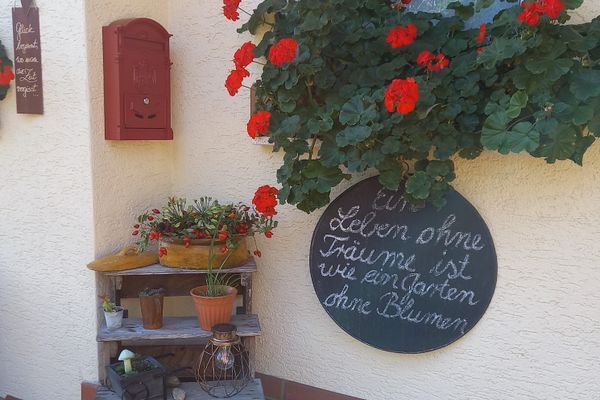 Liebevolle Dekorationen schmücken Haus und Garten