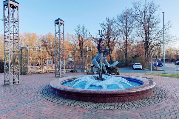 Neptunbrunnen im Kurpark von Bad Bevensen, Niedersachsen. Die 2,40 m hohe Bronzeskulptur des römischen Wassergottes Neptun wurde von Bernd Maro gestaltet und befindet sich in einer Pergola zwischen Altstadt und Kurpark