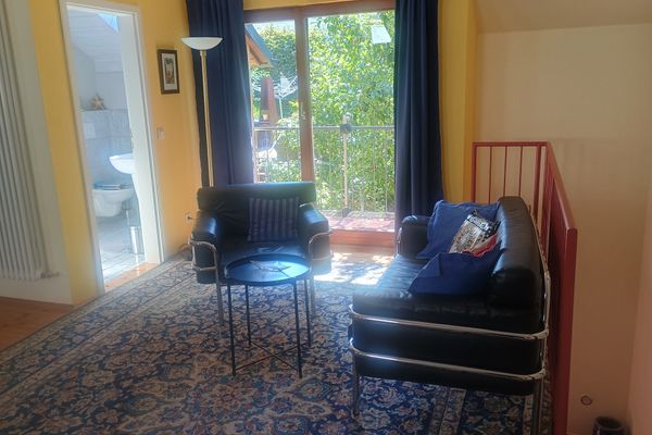 Sitzgelegenheit mit Sessel und 2er-Couch und Tischchen