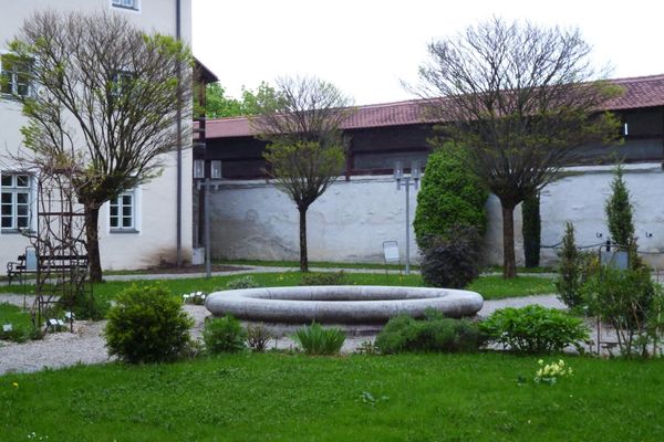 Der liebevoll angelegte Klosterhof in Schongau.