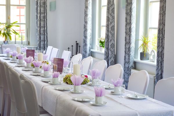 Räumlichkeit, für Hochzeit gedeckt