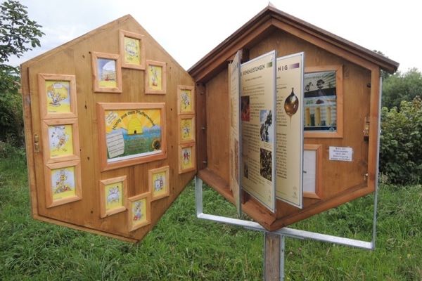 Lehrtafeln rund um das Thema Bienen, Honig und Imkern.