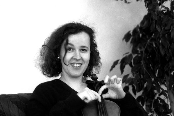 Auf dem Schwarz-Weiß-Foto sieht man Geigerin Franziska König mit ihrer Violine
