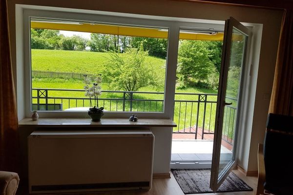Balkon mit Ausblick auf Wiese