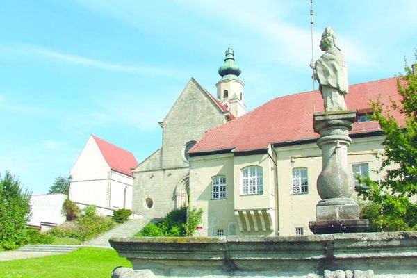 Der Blasiusbrunnen vor dem Kloster Windberg.
