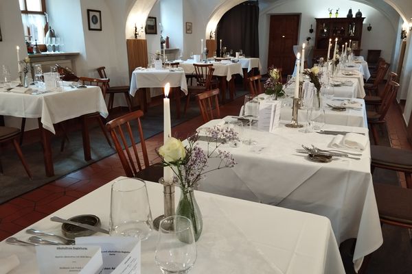 Innenraum Gaststätte Tische