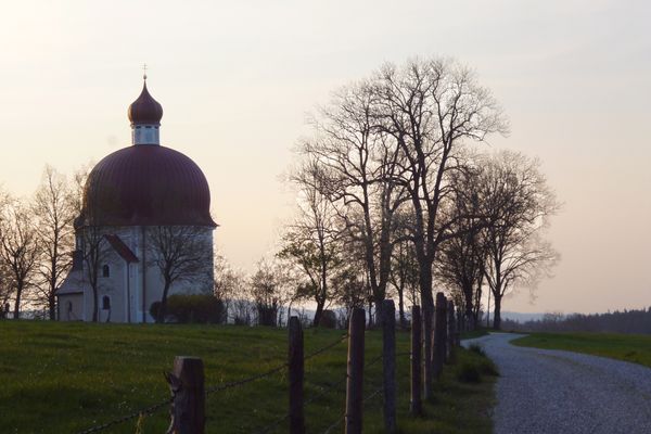 Schon bald nachdem der Weg aus dem Wald herausführt, wird die Heuwinklkapelle sichtbar.
