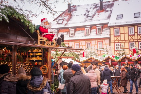 Weihnachtliche Buden auf dem Weihnachtsmarkt Bad Wimpfen mit zahlreichen Besuchern