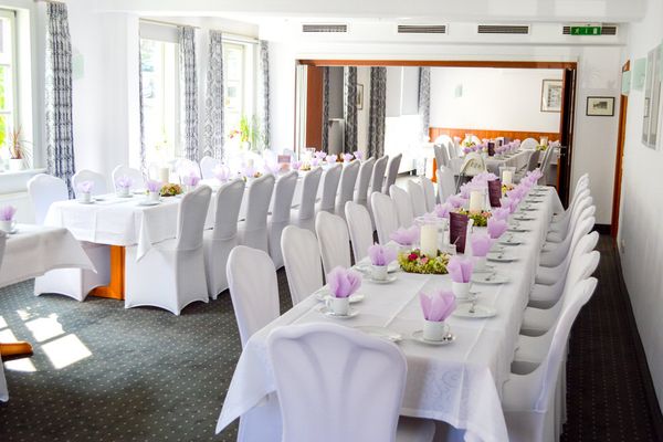 Räumlichkeit, für Hochzeit gedeckt