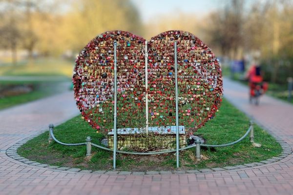 Im Kurpark von Bad Bevensen befindet sich eine kunstvolle Metallskulptur in Herzform, an der Hunderte Liebesschlösser befestigt sind. Das Herz steht zwischen zwei Spazierwegen und ist von Blumen, Sitzbänken und Bäumen umgeben. Besonders bei Paaren und Ausflüglern ist dieser Ort ein beliebter Fotopunkt mit symbolischer Bedeutung.