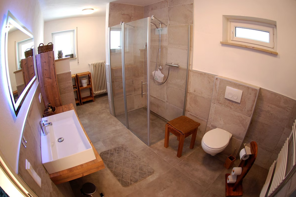 Auf dem Bild ist das Badezimmer der Ferienwohnung Gutsgarten zu sehen.
