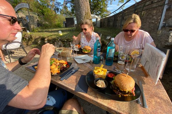 Stärkung im Biergarten auf Burg Hartenstein