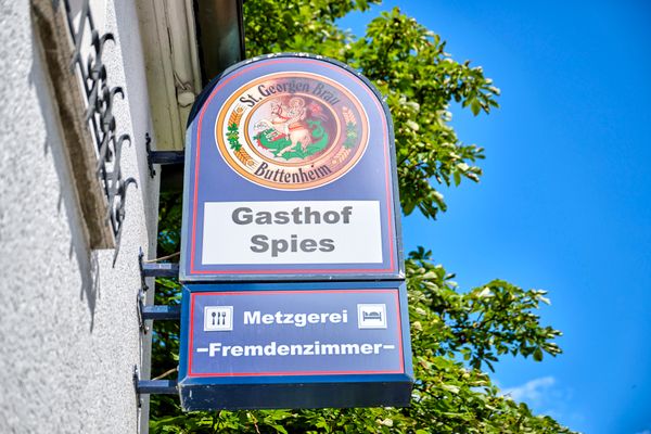 Gasthof-Schild an einer Hausfassade