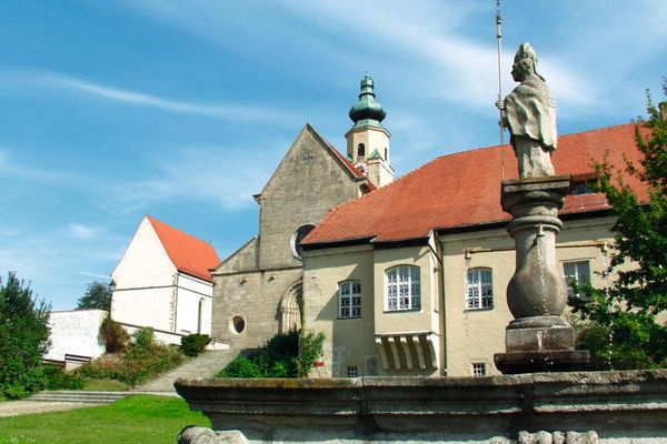 Der Blasiusbrunnen vor dem Kloster Windberg.