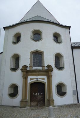 Der schlichte Eingang zur ehemaligen Klosterstiftskirche und heutigen Rottenbucher Pfarrkirche Mariä Geburt.