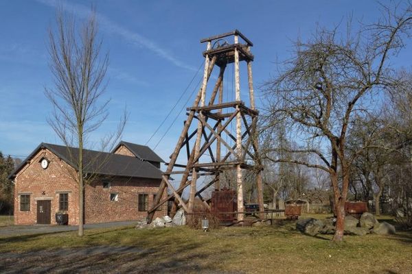 Auf dem Foto ist die Infostelle Altes Bergwerk Kleiner Johannes abgebildet.
