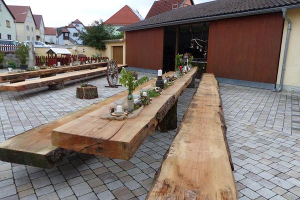 Liebevoll gestalteter Biergarten