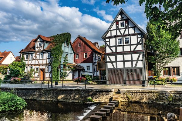 Die Lauter im hessischen Lauterbach im Vogelsberg kann man zu Fuß über die Schrittsteine überqueren. Das Ufer ist gesäumt von Fachwerkhäusern.