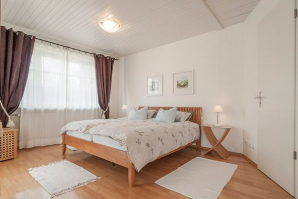 Schlafzimmer mit Doppelbett