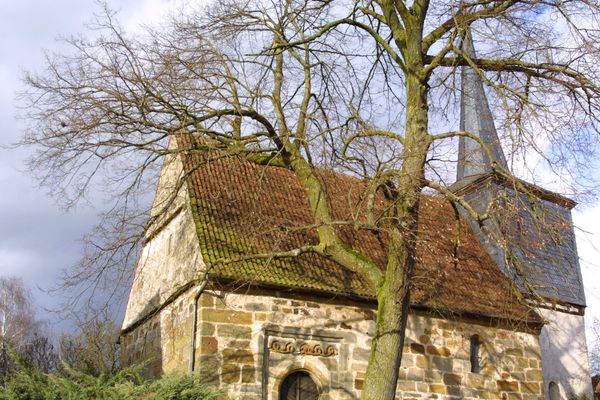 Die romanische Kirche Obermerzbach mit Schlangen-Portal