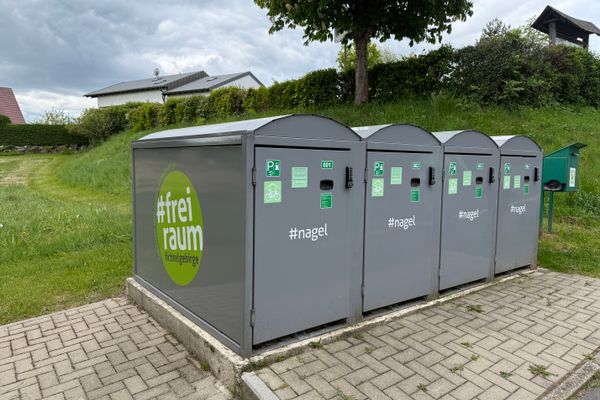 Auf dem Bild sind die E-Bike-Ladestationen am Nageler See zu sehen.