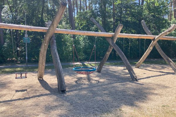 Mehrere Schaukeln an einem Holzgerüst