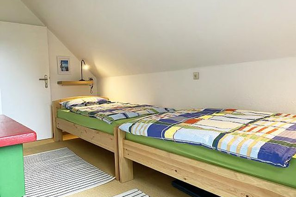 Schlafzimmer mit zwei Einzelbetten