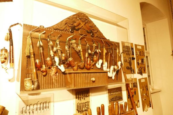 Sammlung von Pfeifenköpfen im Heimatmuseum Bad König