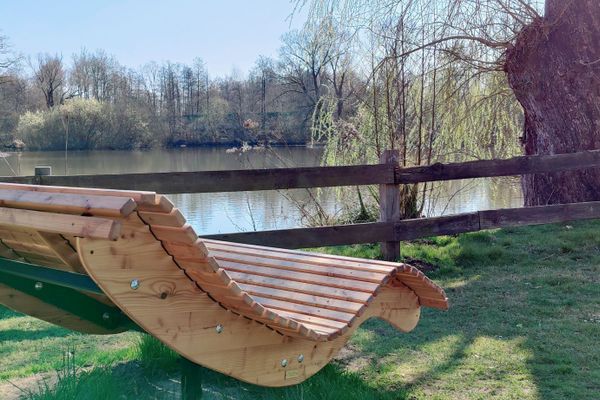 Bequeme Holzliege am idyllischen Mühlensee in Bienenbüttel – ideal für eine Pause auf Rad- und Wandertouren