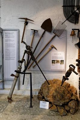 Auf dem Foto ist die Infostelle Altes Bergwerk Kleiner Johannes abgebildet.