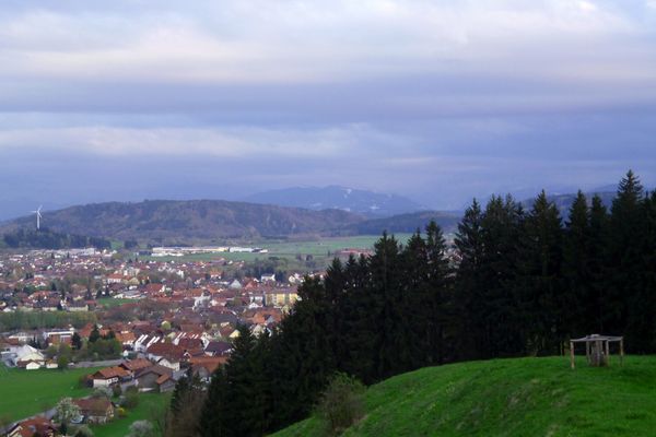 Schöner Blick vom Schlossberg auf Peiting.