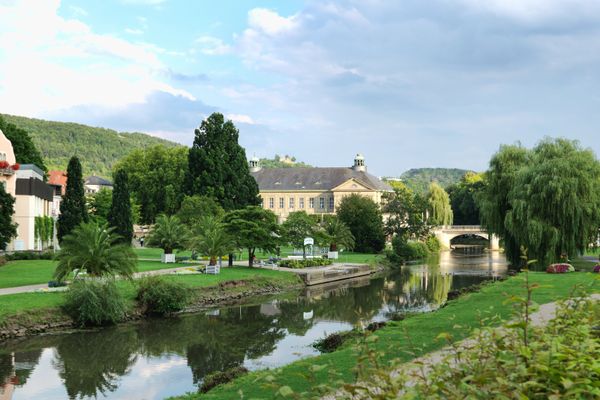 Rosengarten mit Saaleufer in Bad Kissingen