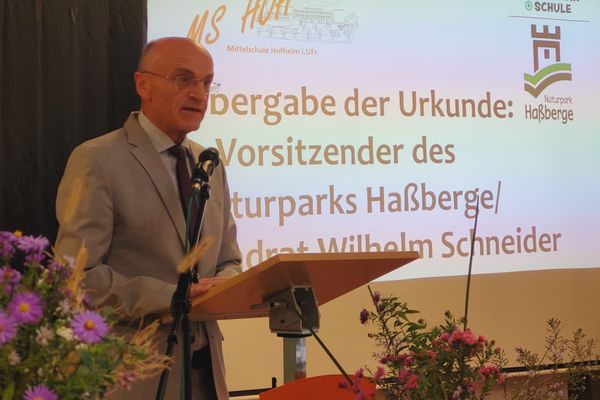 1. Vorsitzender des Naturparks, Landrat Wilhelm Schneider freut sich über die zweite Naturparkschule in den Haßbergen.