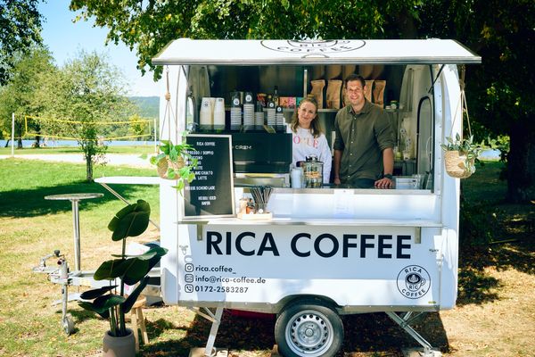 Auf dem Bild sind Richard und Christina in dem mobilen Café stehend zu sehen.