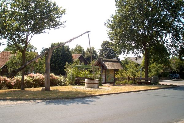 Ziehbrunnen in der Dorfmitte + Infotafel