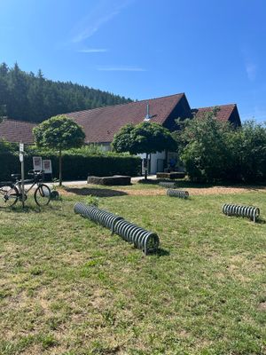 Auf dem Bild sieht man einige Abstellmöglichkeiten für Fahrräder während des Aufenthalts am Badesee Trebgast.