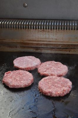 Hier braten saftige Wagyu-Burger