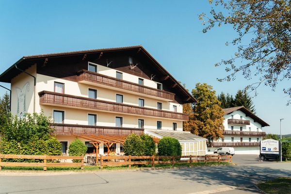 Auf dem Bild ist der Landgasthof Floss von außen zu sehen.