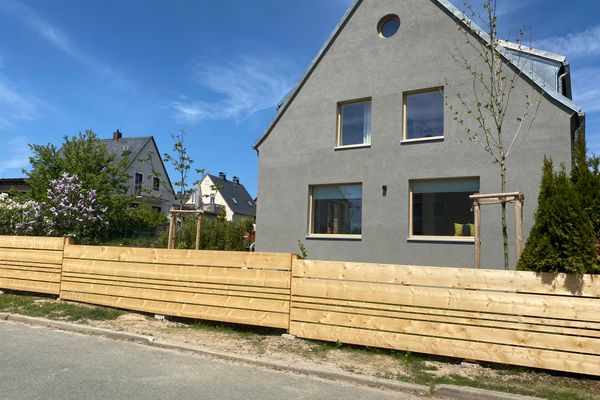 Außenansicht des Hauses mit Gartenzaun im Vordergrund